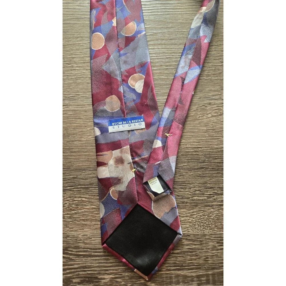 Oscar de la Renta Vintage Studio Men’s Silk Tie – Abstract Burgundy With Logo